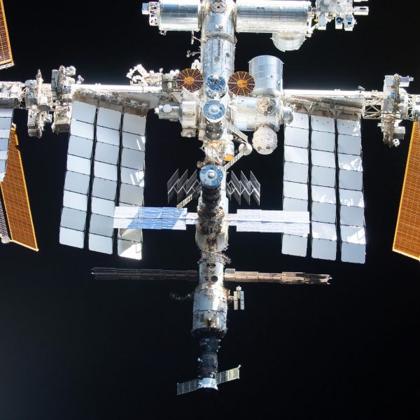 Ultrasonic Exploration and Space Psychology Kick Off the Week on ISS
